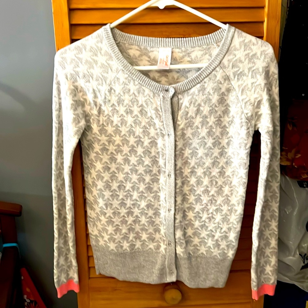 Button down sweater. Beautiful star pattern in white grey with sleeves in pink